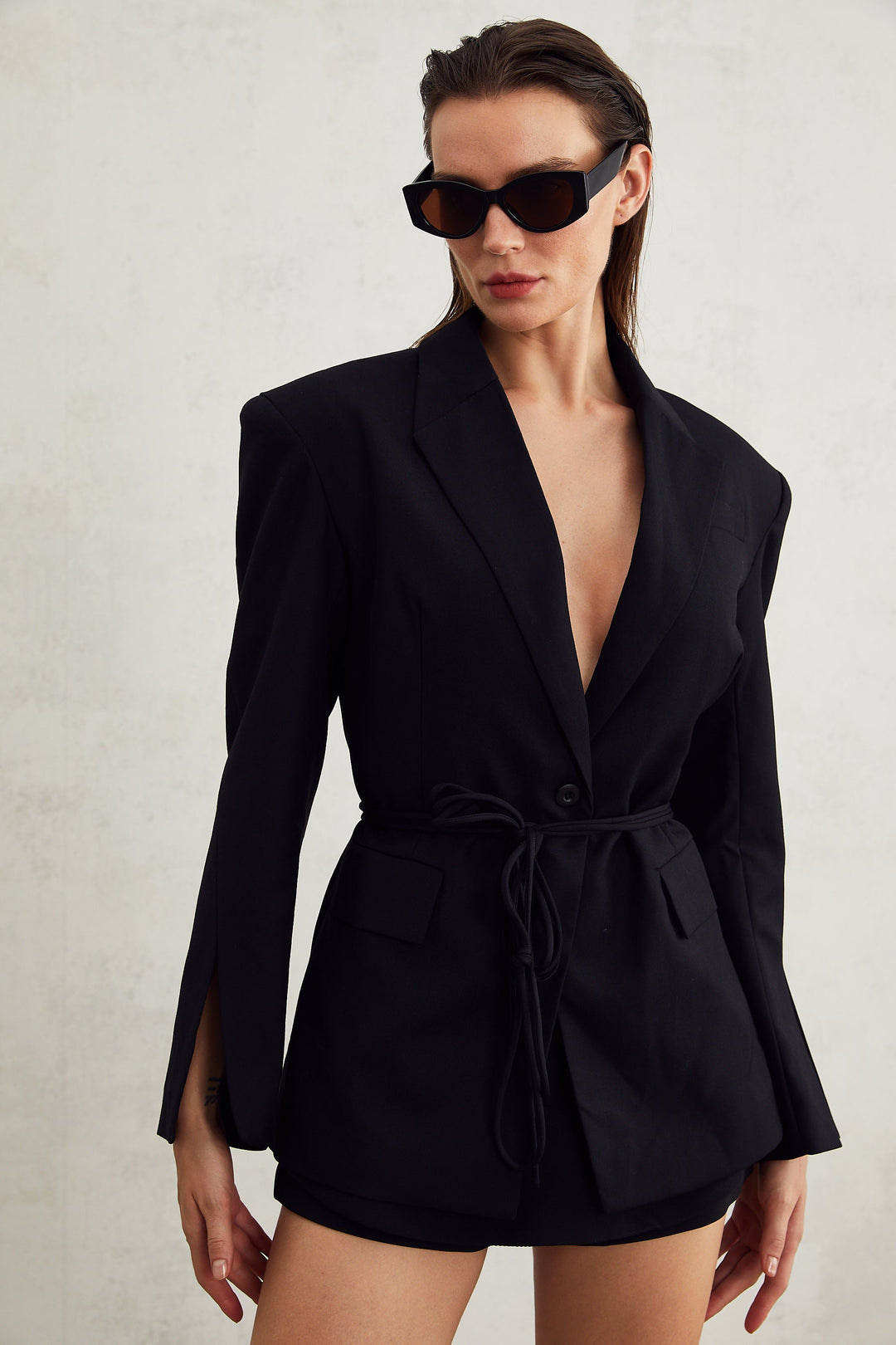 Sylvie Siyah Kepçeli Blazer