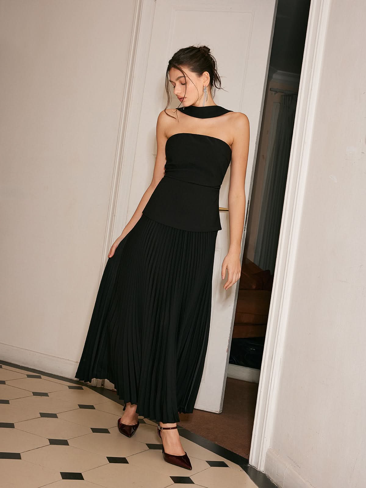 Choker Yaka Pileli Panel Maxi Elbise Siyah Kolsuz
