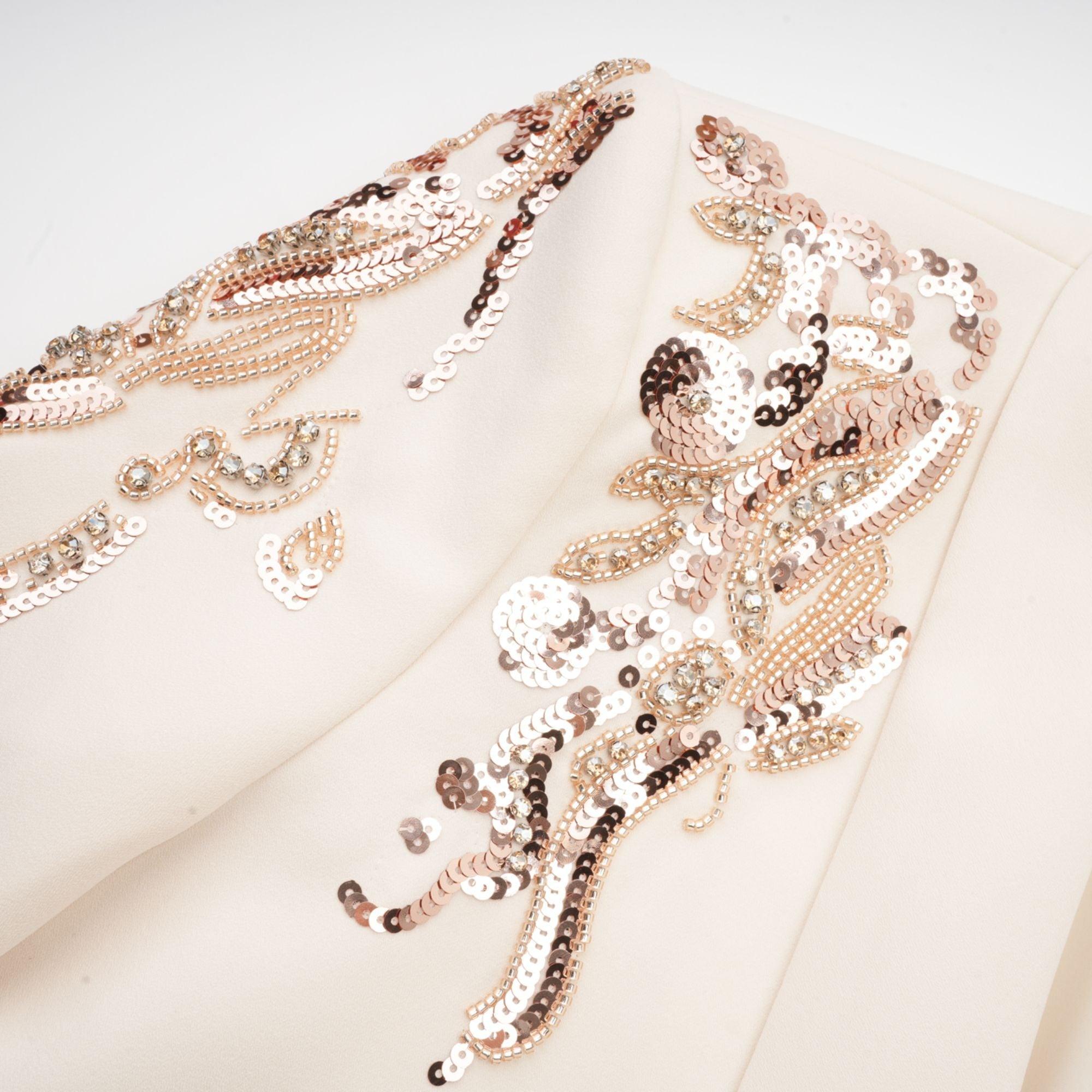 Opulent Grace İşlemeli Krem Blazer Elbise