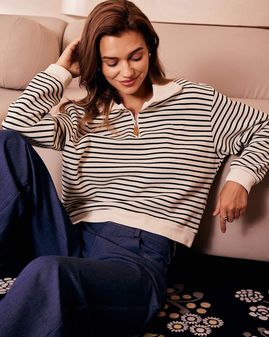 Renkli Yaka Detaylı Dalgalı Çizgili Sweatshirt