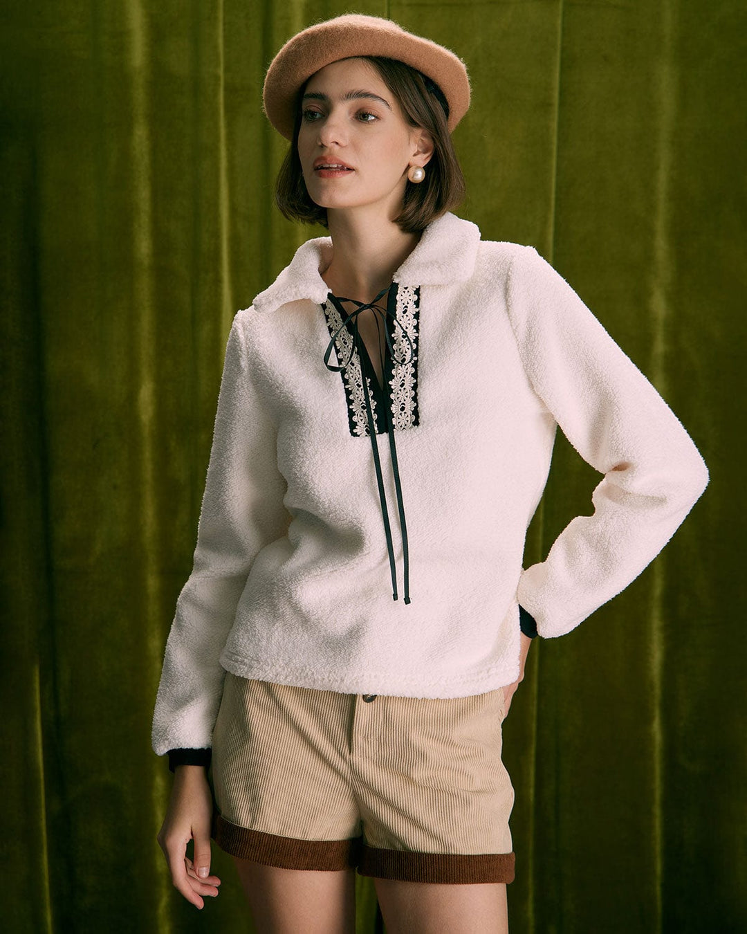 Bej Renkli V Yaka Yamanalı Teddy Sweatshirt